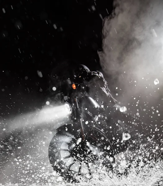 Motociclista ad alta potenza con pilota uomo di notte — Foto Stock