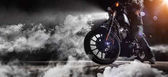 Detail z vysokého výkonu motocyklu chopper s muž rider v noci