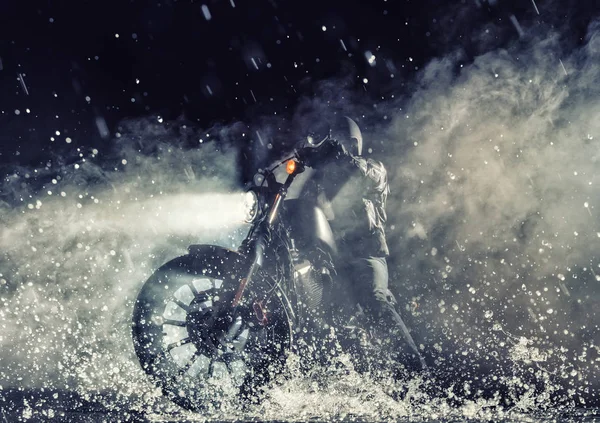 High Power Motorrad Chopper mit Mann Fahrer in der Nacht — Stockfoto