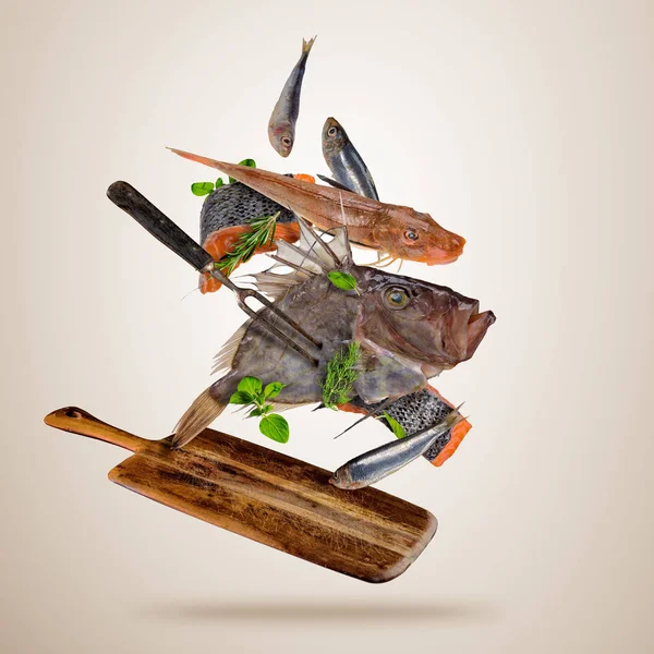 新鲜的海鱼，下降香料，木板上面飞行 — 图库照片