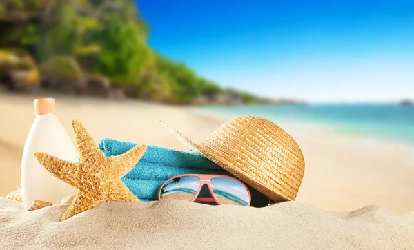 Пляж с аксессуарами, фон для летнего отдыха . — стоковое фото