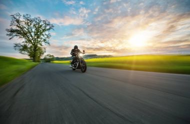 Karanlık bisikletçinin'nde Günbatımı yüksek güç motosiklet sürme