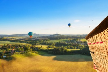Sıcak hava balonu, kırsal kırsal uçan görünümünden sepeti