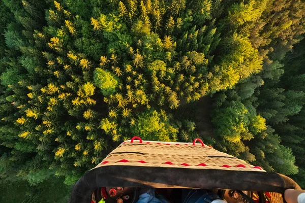 Vista cesta de balão de ar quente, voando acima da paisagem rural Imagens De Bancos De Imagens