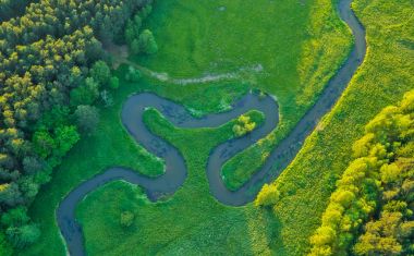 Güzel gün batımı ışık Nehri Vadisi havadan görünümü