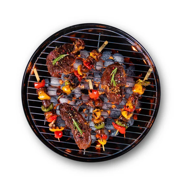 Steaks de bœuf cru frais placés sur le gril, isolés sur fond blanc — Photo