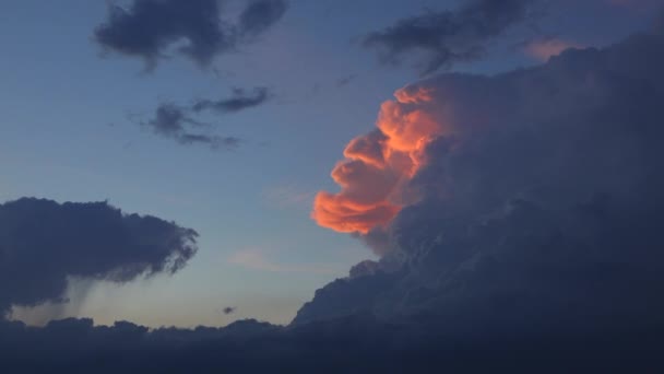 El lapso de tiempo de las nubes resaltadas en la luz del atardecer — Vídeos de Stock