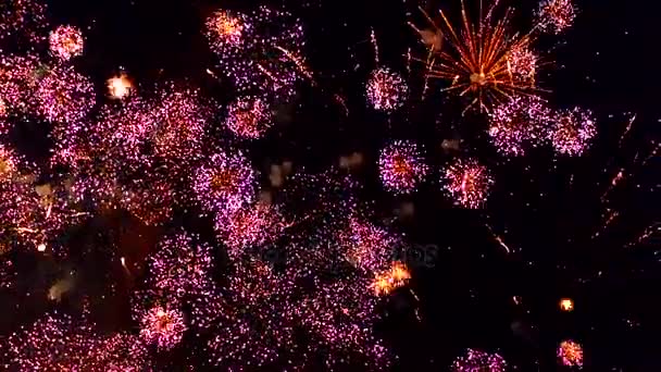 Imágenes aéreas de explosiones de gusanos de fuego por la noche — Vídeos de Stock