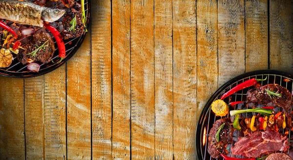 Top view of fresh meat and vegetable on grills placed on wooden — Stock Photo, Image