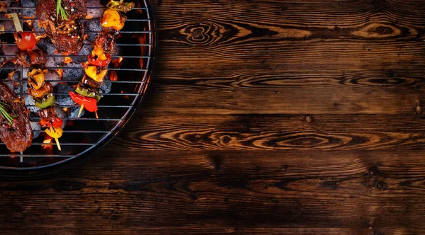 Top view of fresh meat and vegetable on grill placed on wooden f — Stock Photo, Image