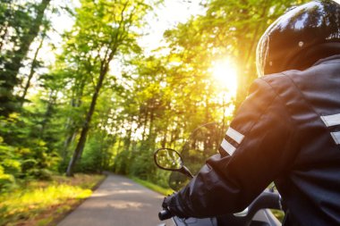 Ormandaki boş yolda sürme bisikletçinin Close-Up
