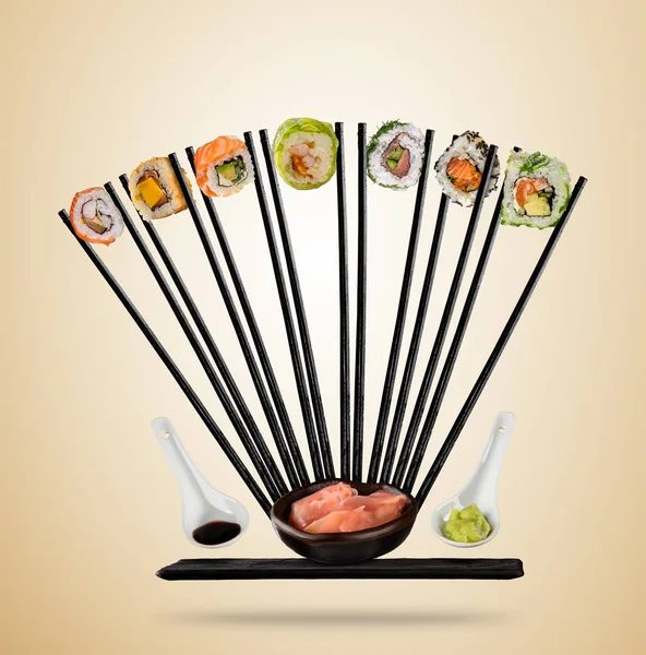 Sushi darab, pálcika szolgálják fel, a lemez, külön a szín — Stock Fotó