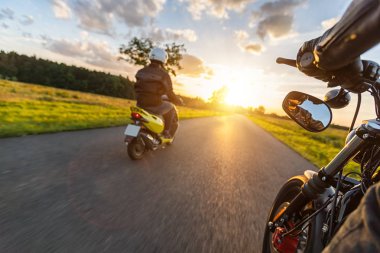 Güzel gün batımı ışığa doğru boş sürüş motosiklet binici