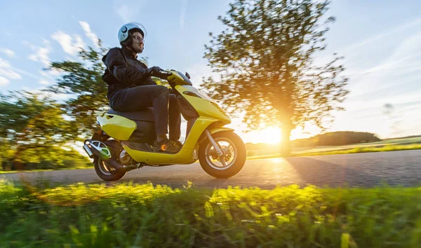 सूर्यास्त आकाशात रिक्त रस्त्यावर स्वार मोटारसायकल — स्टॉक फोटो, इमेज