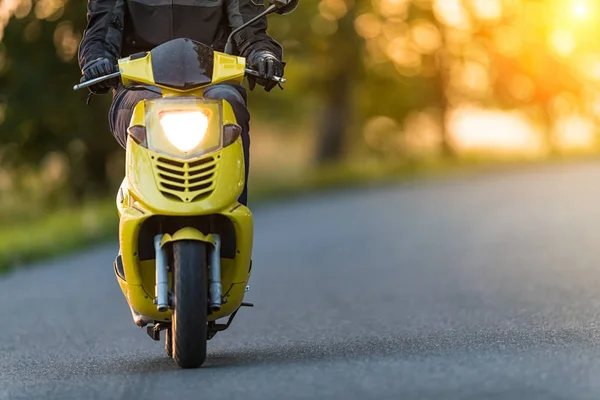 Detalhe da roda dianteira da motocicleta scooter na estrada vazia com s — Fotografia de Stock