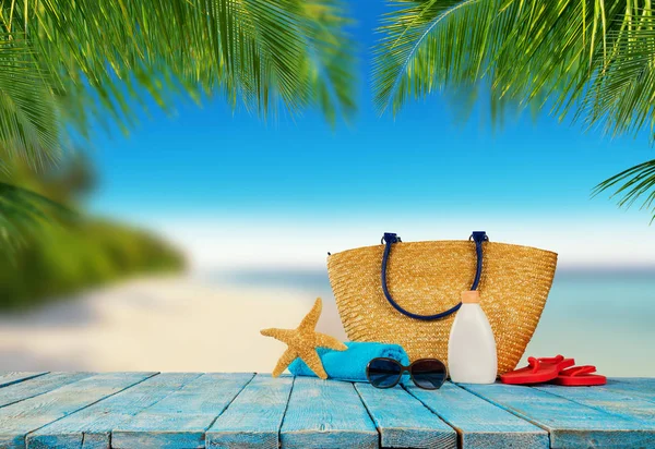 Тропический пляж с аксессуарами на деревянных досках, летний отдых — стоковое фото