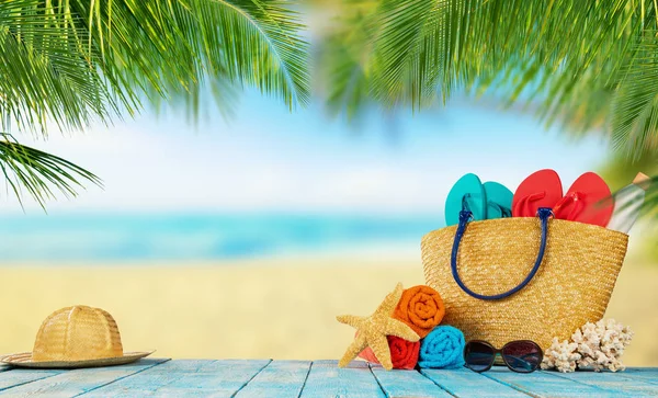 Тропический пляж с аксессуарами на деревянных досках, летний отдых — стоковое фото