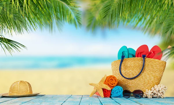 Plage tropicale avec accessoires sur planches de bois, vacances d'été — Photo