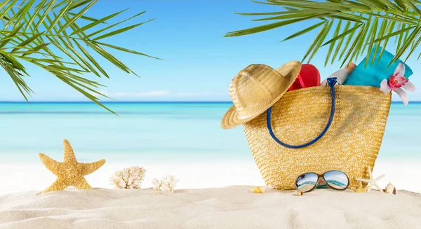 Playa tropical con accesorios en la arena, vacaciones de verano backgrou —  Fotos de Stock