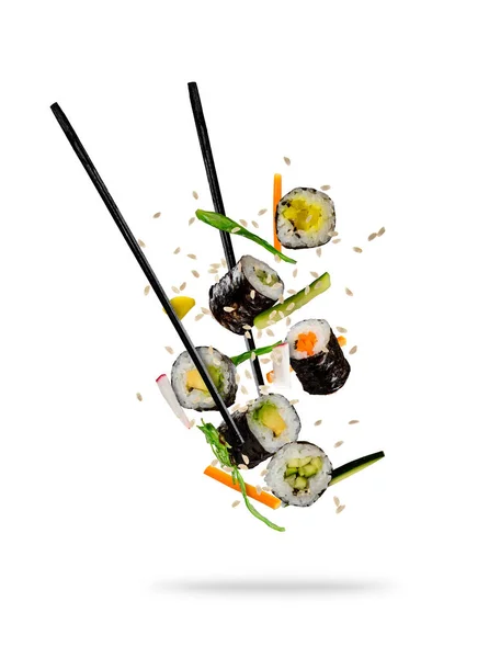 寿司放在白色背景上的筷子之间 — 图库照片