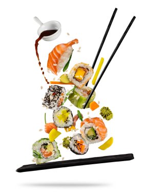 Suşi parçalar arasında chopsticks beyaz zemin üzerine yerleştirilir