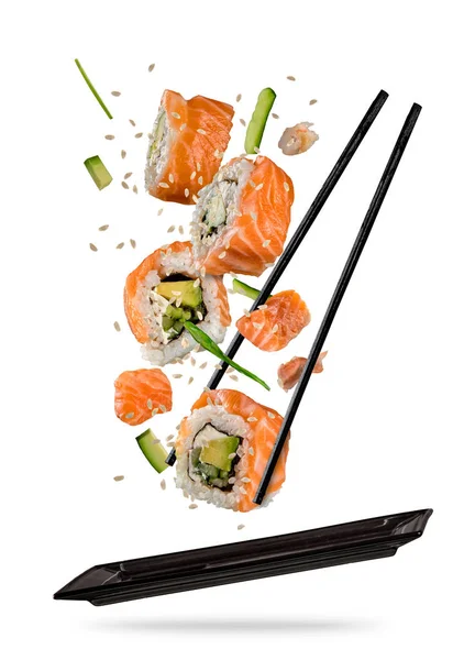 Sushi stenen geplaatst tussen de stokjes op witte achtergrond — Stockfoto