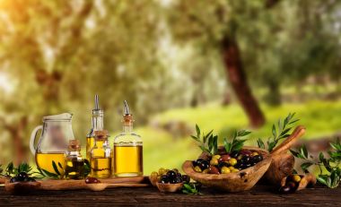 Taze hasat zeytin meyveleri ahşap kase ve preslenmiş yağ ben