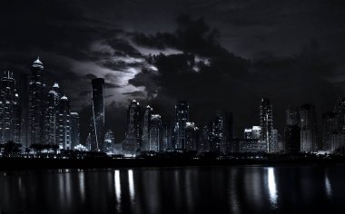 Gece sahne dramatik gökyüzü ile modern Dubai Marina