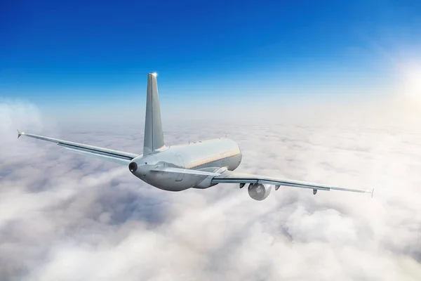 Avião de passageiros voando acima das nuvens — Fotografia de Stock