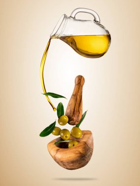 Zeytinyağı ile zeytin ahşap kase uçan