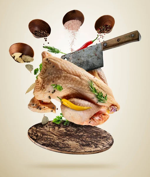 Pollo crudo intero con ingredienti, concetto di preparazione alimentare — Foto Stock