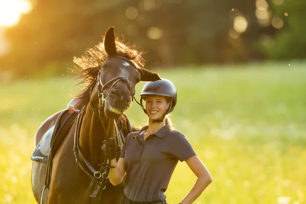 Giovane donna cavaliere con il suo cavallo godendo di buon umore — Foto Stock