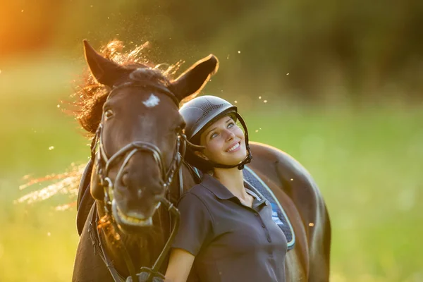 Giovane donna cavaliere con il suo cavallo godendo di buon umore — Foto Stock