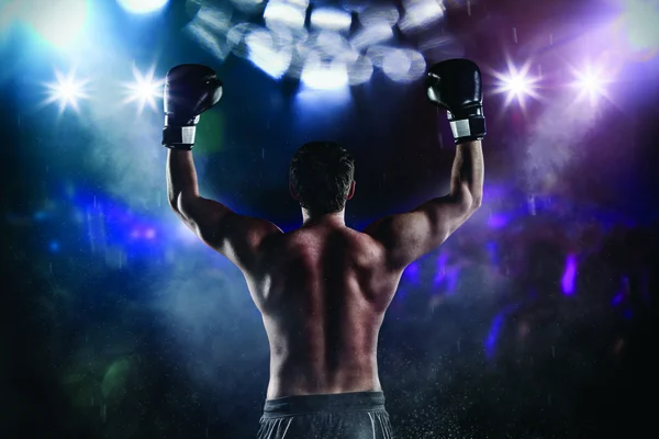 Vista posterior del hombre boxeador con las manos levantadas en gesto de victoria — Foto de Stock