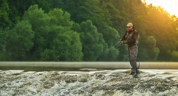 Fiskaren jakt sportfisk. Utomhus fiske i floden — Stockfoto