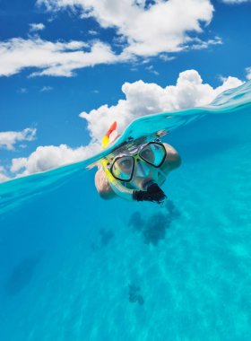Şnorkel kadın güzel okyanus sealife keşfetmek