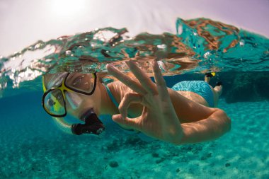 Şnorkel kadın güzel okyanus sealife, sualtı p keşfetmek