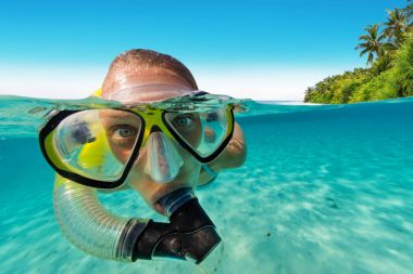 Şnorkel kadın güzel okyanus sealife keşfetmek