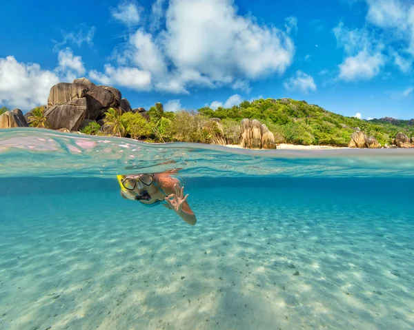 Mujer de snorkel explorando hermosos mares —  Fotos de Stock