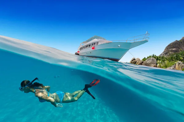 Pequeno barco de safári com snorkeling mulher subaquática . — Fotografia de Stock