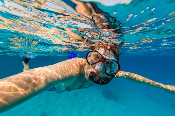 Молодой человек наслаждается подводным плаванием. Портрет селфи
