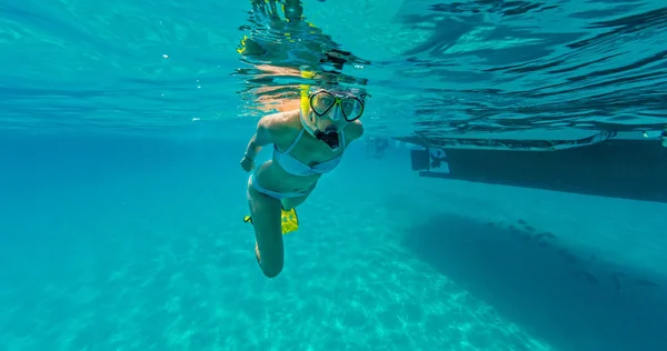 Snorkling kvinna att utforska vackra havet sealife, undervattens p — Stockfoto