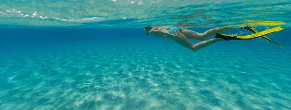 Mujer de snorkel explorar hermoso océano vida marina, bajo el agua p — Foto de Stock