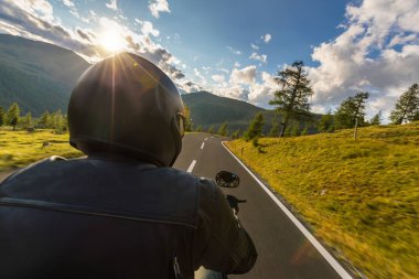 Motosiklet sürücüsü detayını. Açık fotoğraf, Alp landsca