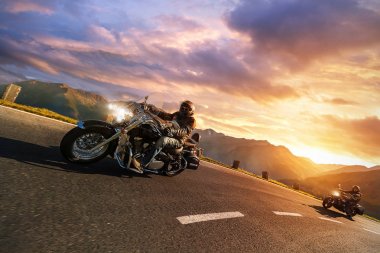 Alp karayolu sürme motosiklet sürücüleri. Açık fotoğraf