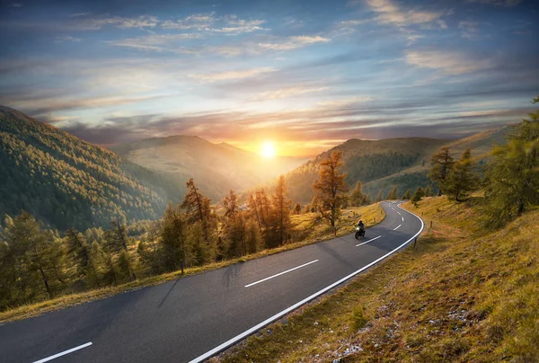 Pilote de moto sur autoroute alpine. Photographie de plein air , — Photo