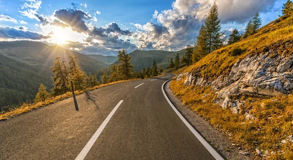 Bella autostrada alpina autunnale in zona nockalmstrasse, Austria . — Foto Stock