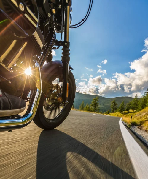 Detalhe da roda dianteira da motocicleta. Fotografia ao ar livre, Alpine la — Fotografia de Stock