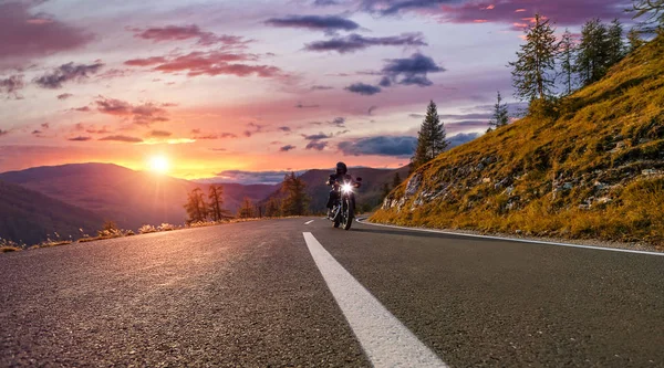 Motorfiets bestuurder rijden in Alpine snelweg. Buitenfotografie, — Stockfoto