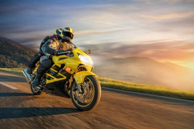 Motorbikers Alp manzarada sürme spor motosiklet üzerinde.
